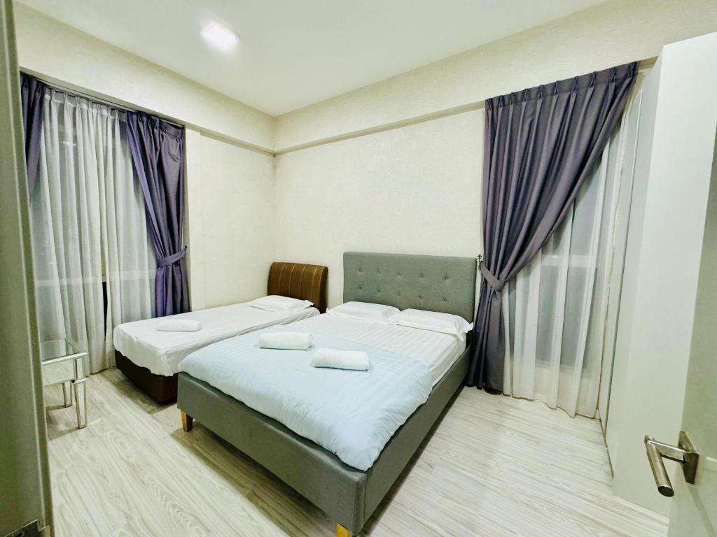 哥打京那巴鲁Hstay Sutera Avenue 2Bedroom by Aida的配有紫色窗帘的小客房内的两张床