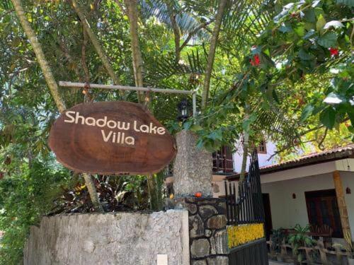 哈巴拉杜瓦Shadow lake villa的房屋前读书的写着“shoko湖别墅”的标语