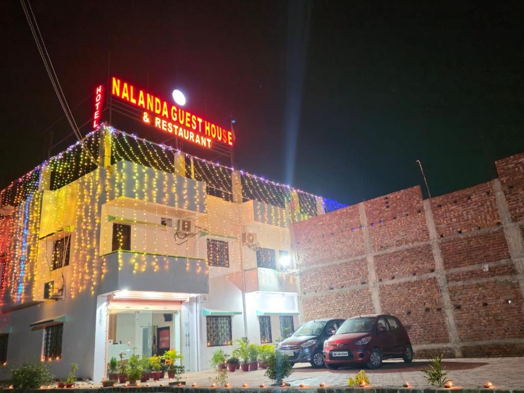 NalandaHotel Nalanda Guest House的一座建筑物,上面有夜间标志