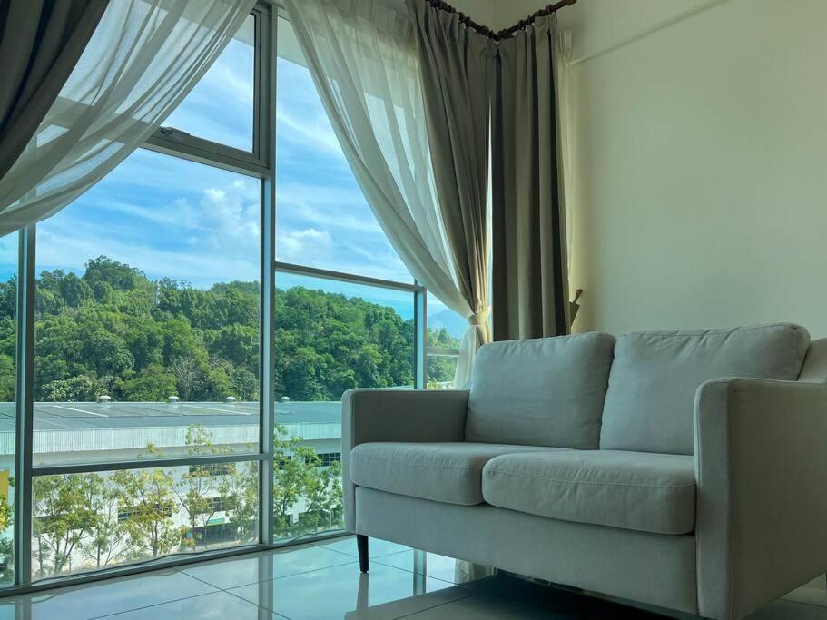 太平Comfy 2 Bedder Retreat Homestay near Taiping Lake Garden with Netflix的带沙发和大窗户的客厅