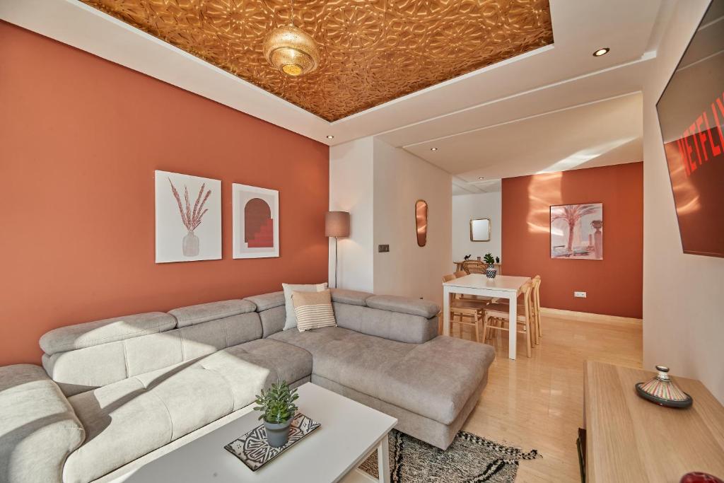 拉巴特Stayhere Rabat - Hassan - Authentic Residence的客厅配有沙发和桌子