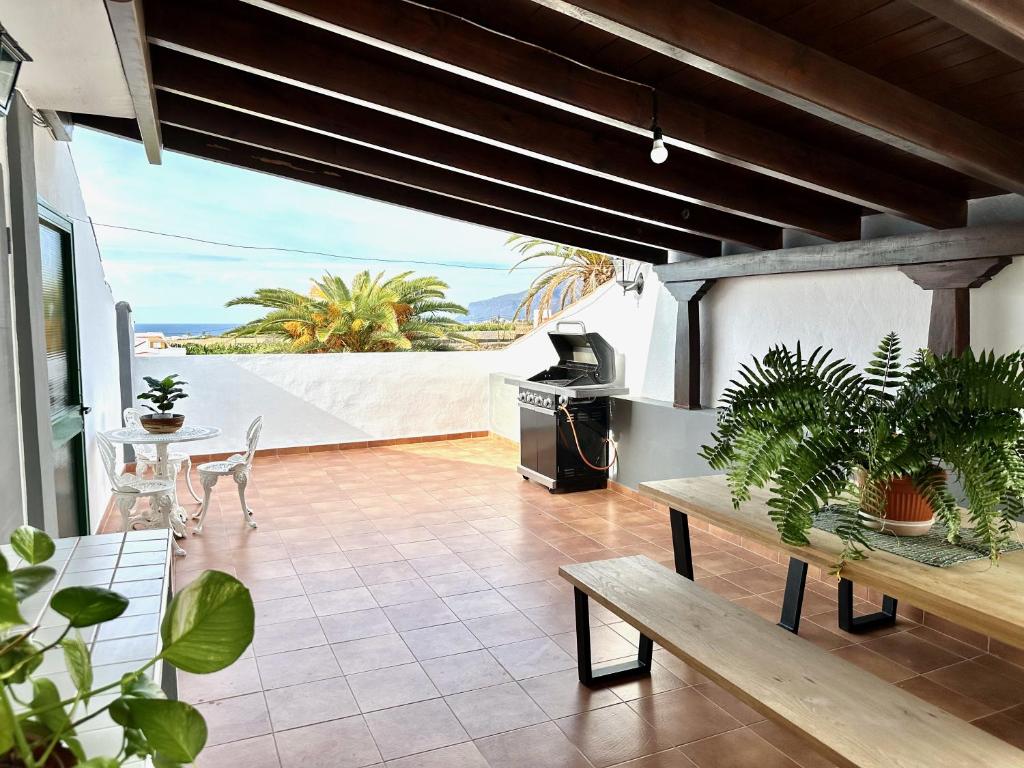 阿尔卡拉Alcalá Retreat: Ocean View & Modern Comfort的一个带长椅的海景庭院