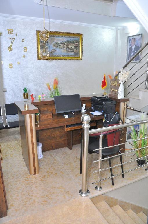 海尼夫拉APPART HOTEL OUED EDDAHAB的办公室,桌子上装有笔记本电脑