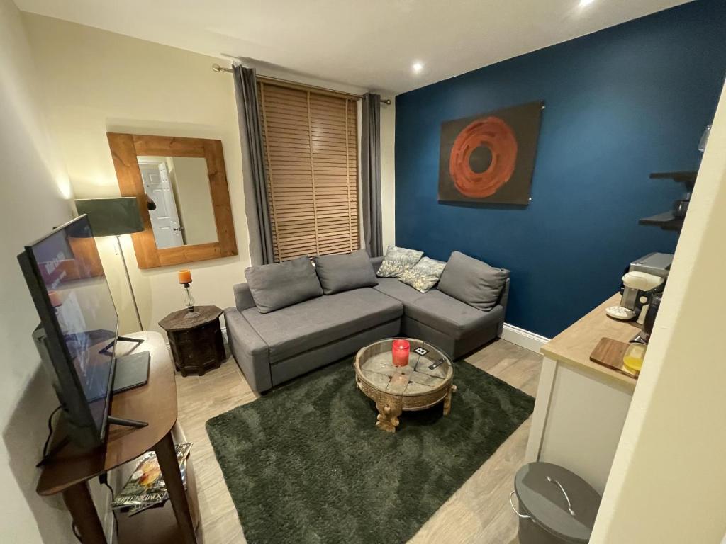 格拉斯顿伯里Globe Apartments的客厅配有沙发和桌子