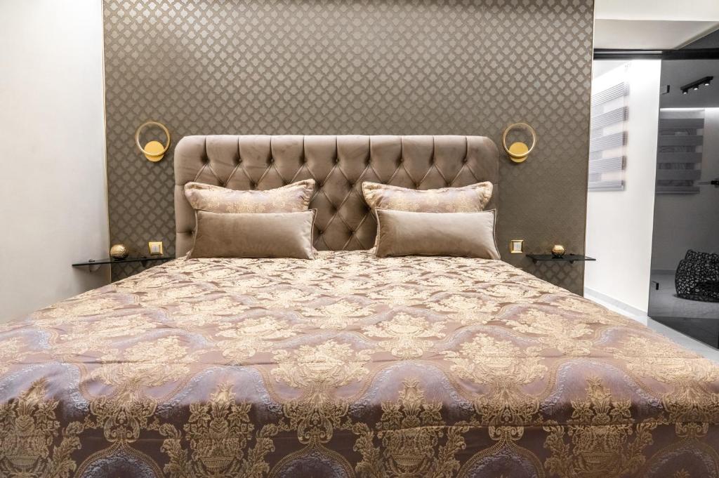 罗德镇Odysseus Luxury House的一间卧室配有一张大床和大床头板