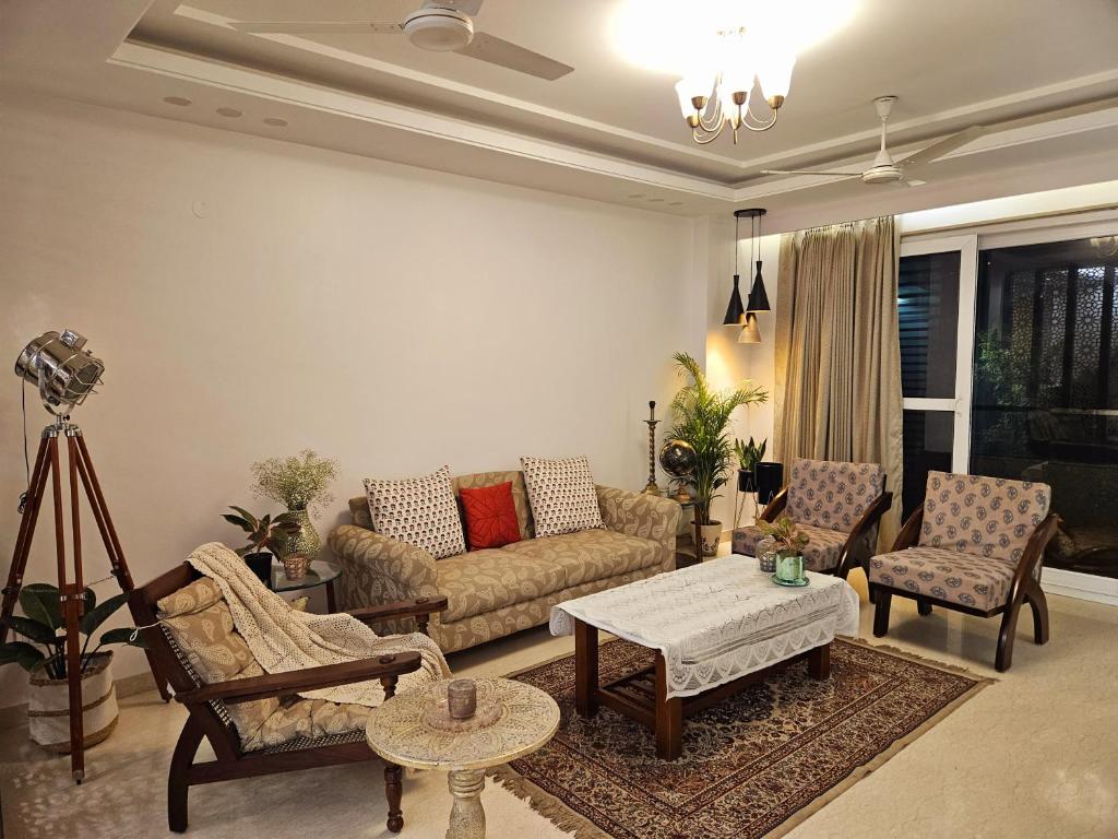 新德里Kali Bari View by Maple Key Stays - 3BHK & Terrace的客厅配有沙发和桌子