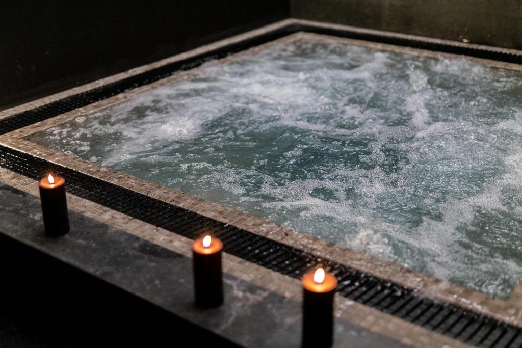 丰维耶La Regalido的热水浴池内备有冰块和蜡烛