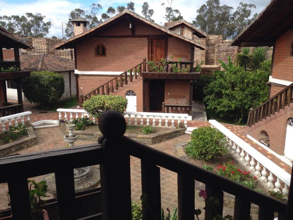 NatabuelaHotel y Hosteria Natabuela的阳台享有房屋的景致。