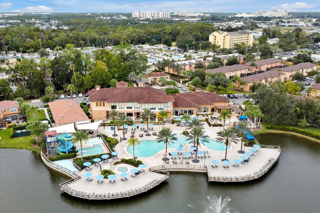 奥兰多Regal Oaks Resort Vacation Townhomes by IDILIQ的享有带游泳池的度假村的空中景致