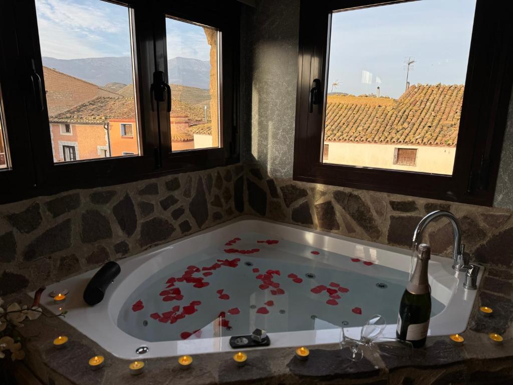 贝拉德蒙凯奥El Rincon del Moncayo的浴缸内备有一瓶葡萄酒