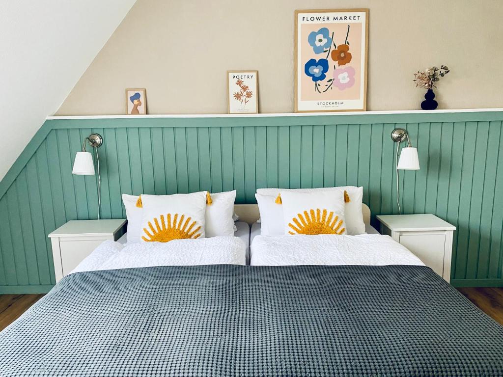 费马恩Kajüthus Apartment 1的一间卧室设有两张床,拥有绿色的墙壁