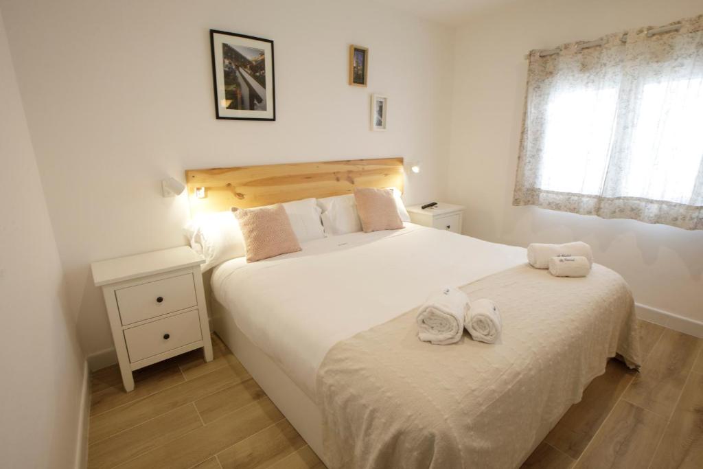 科尔多瓦La Trinidad Córdoba的一间卧室配有两张带毛巾的床