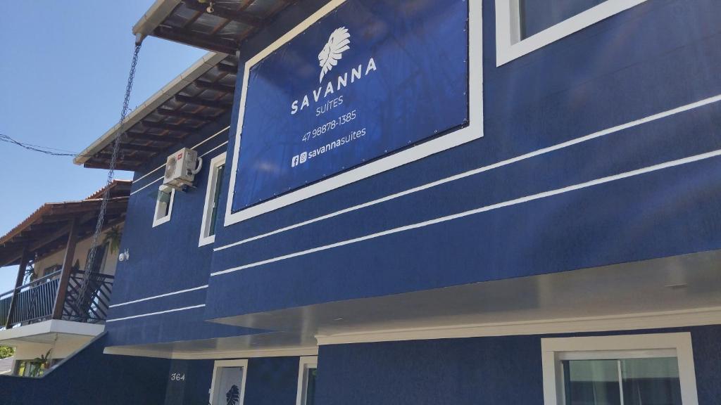 佩尼亚Savanna Suites - Beto Carrero的建筑物一侧的蓝色标志