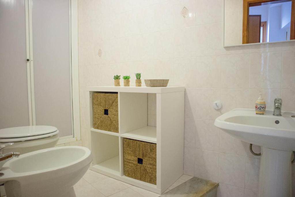 莱万佐Casa del Nostromo的白色的浴室设有卫生间和水槽。
