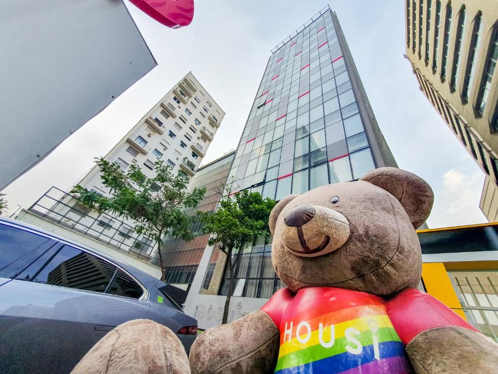 圣保罗Housi Paulista的坐在大楼前的泰迪熊