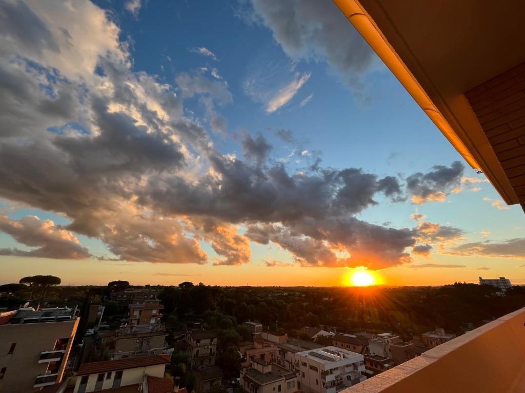 罗马Mi Casa Es Tu Casa的从建筑物的阳台上欣赏日落