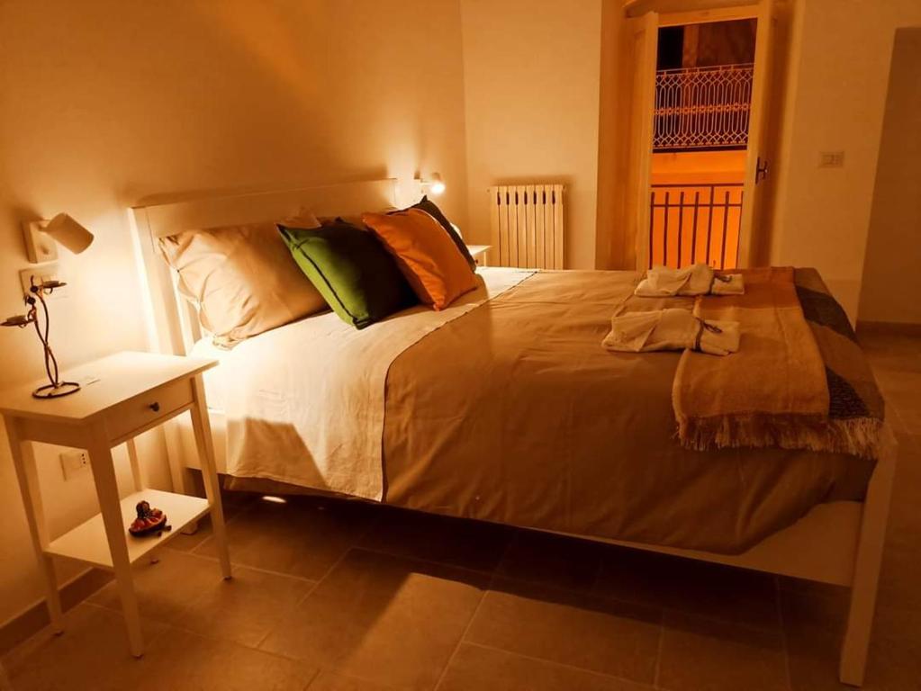 孔韦尔萨诺Adalù apartments的一间卧室配有一张大床和一个床头柜