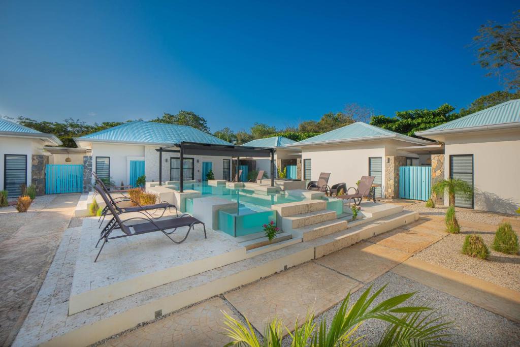 阿维拉纳海滩Villas VR Beachwalk Avellanas的一座带游泳池和庭院的房子