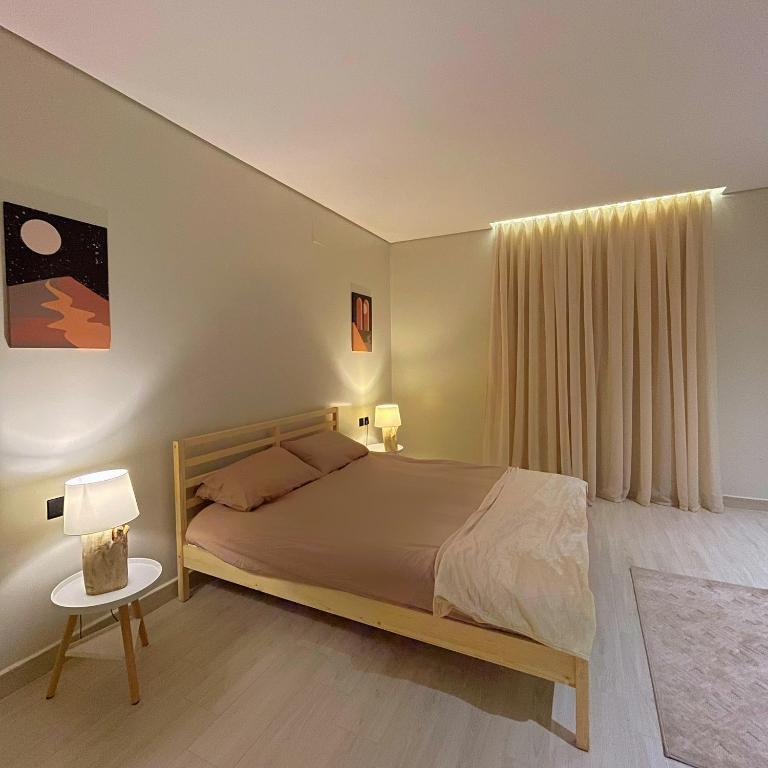 欧奈宰unique chalet的一间卧室设有一张大床和一个窗户。