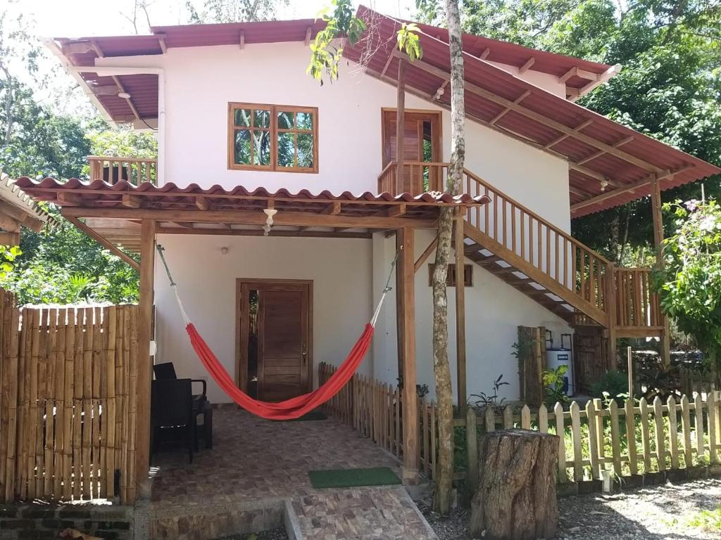 Las TunasNueva Tierra, Ayampe-Suite的房屋前方设有吊床