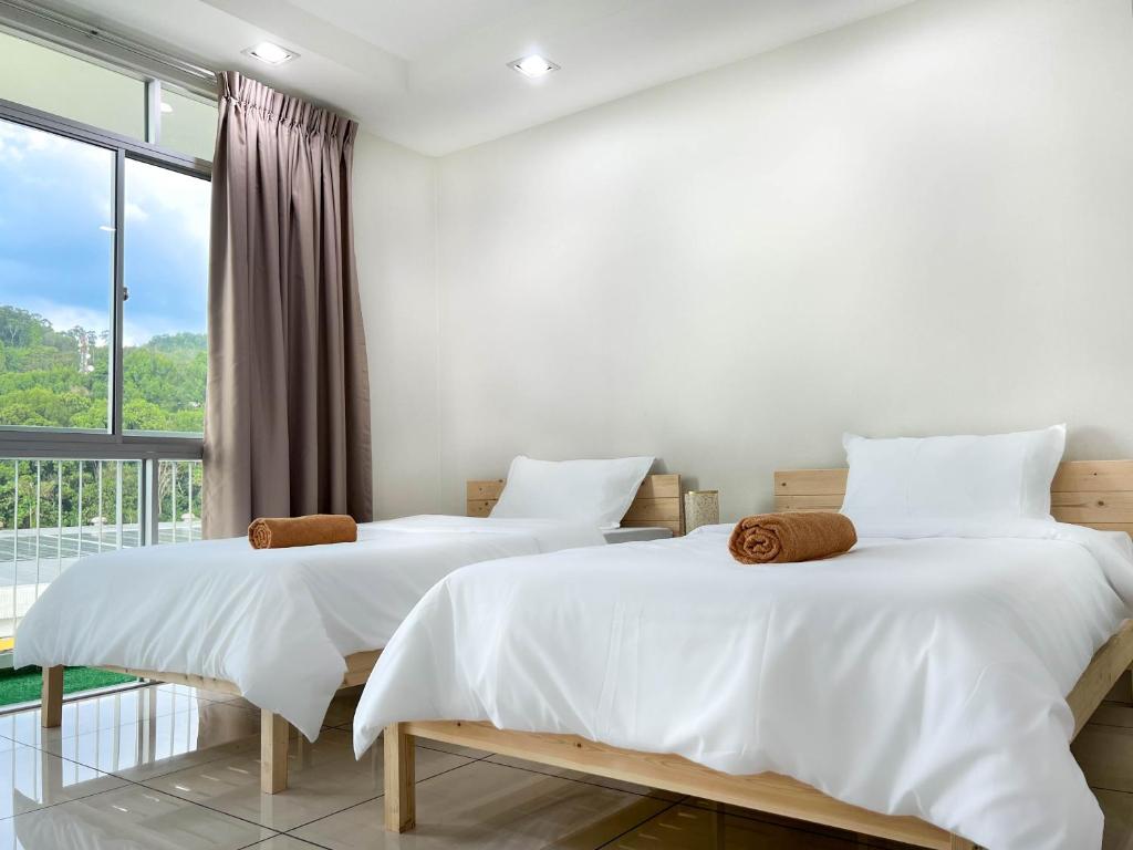 太平Modern Muji Home Retreat near Taiping Lake Garden with Free Netflix的带大窗户的客房内的两张床