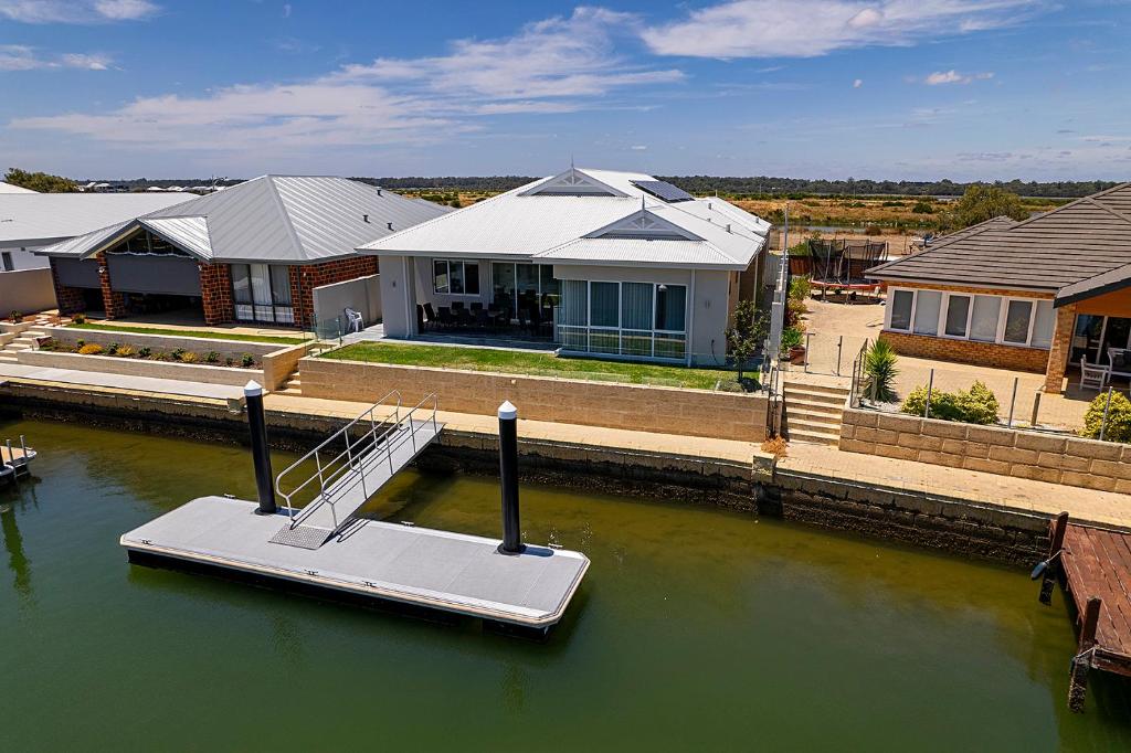 GeographeA Waterside Paradise - Geographe's Hidden Oasis的水中带码头的房子