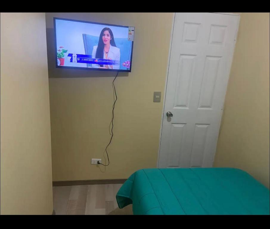 马查利Habitación con baño privado的挂在墙上的平面电视