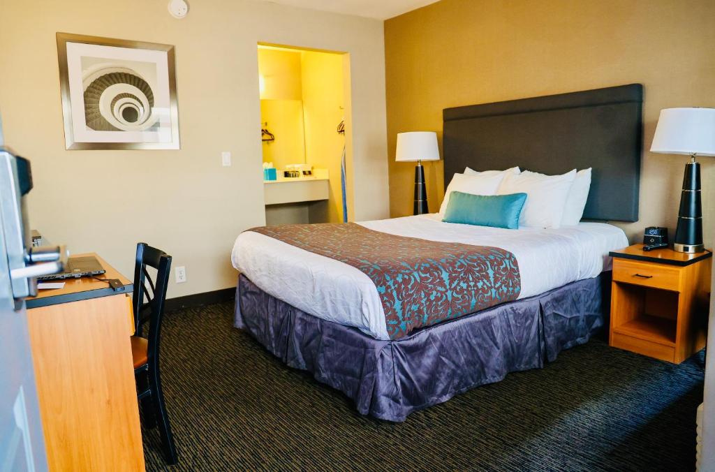 旧金山中心套房酒店的一间酒店客房,配有一张大床