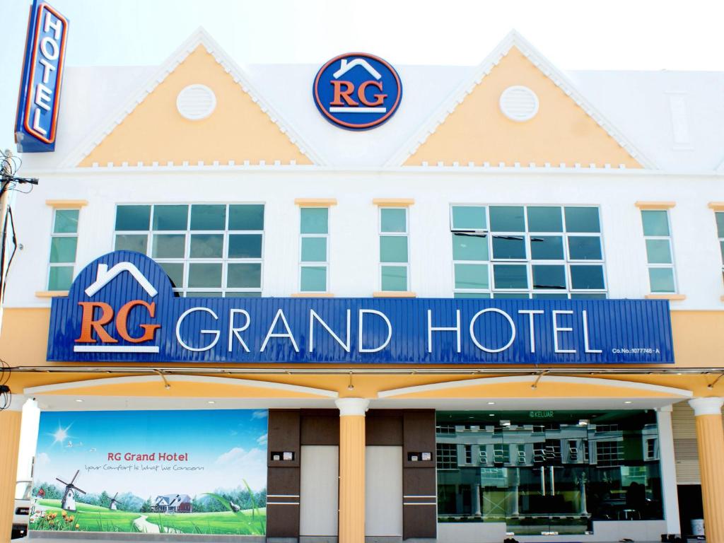 巴力拉惹RG格兰德酒店的宏伟酒店前方的 ⁇ 染