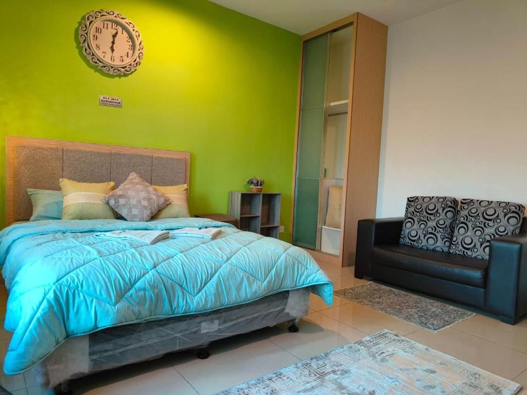 哥打巴鲁HomeStay De’Viana NMS Residence的卧室配有一张床,墙上挂着一个钟
