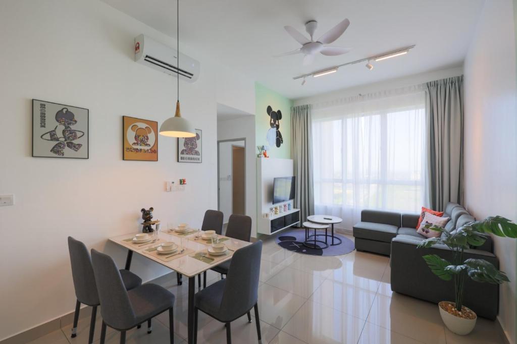 马六甲Bear Paw Retreat Cityview Apartment Amber Cove的用餐室以及带桌子和沙发的客厅。