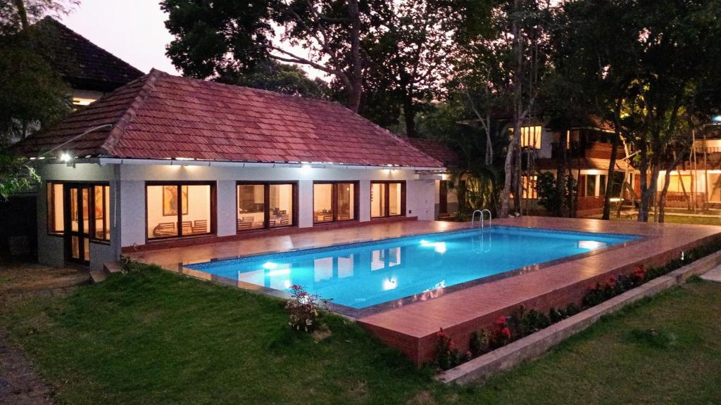 阿勒皮Shantitheeram Ayurveda Lakeside Heritage Resort的房屋前的游泳池