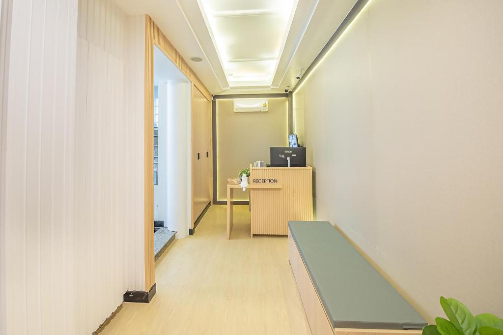 曼谷Thrive Hotel的办公走廊设有长凳和书桌