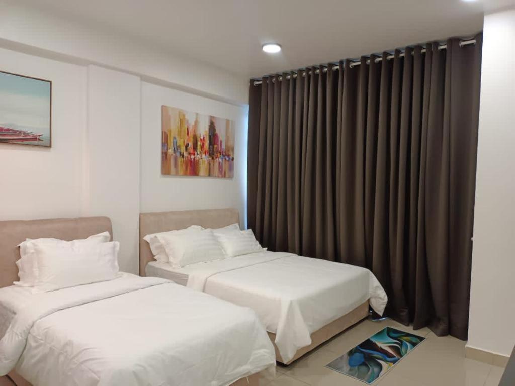 话毛生RJ STUDIO APARTMENT 2- Hotel Mutiara的一间卧室设有两张床,窗户配有窗帘