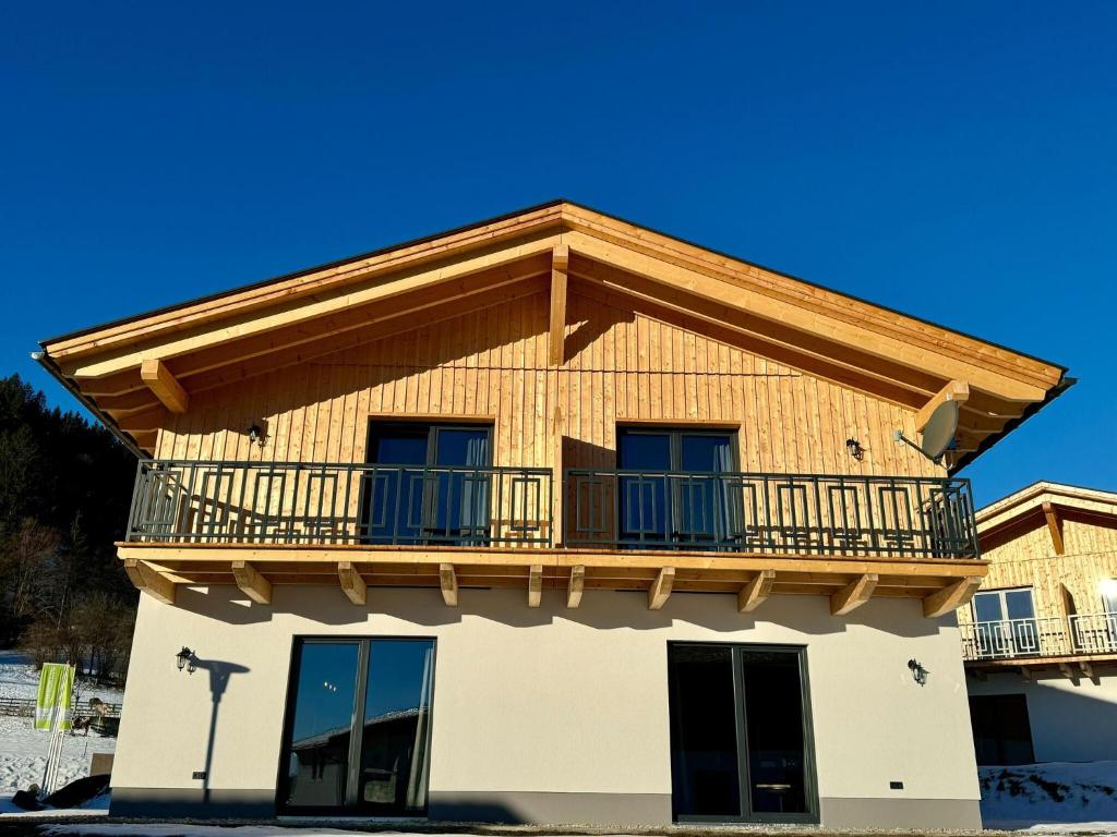 黑马戈尔Chalet in Hermagor near Nassfeld ski area的房屋的顶部设有阳台