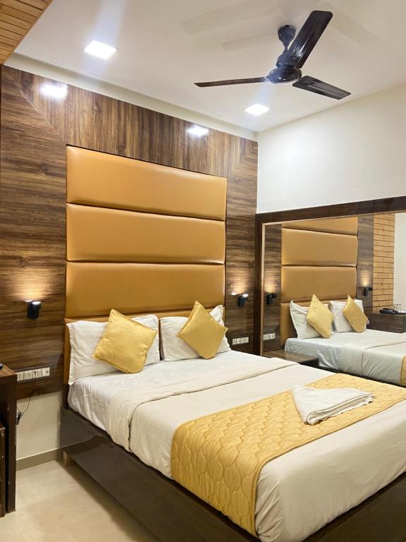 孟买Hotel Blue Wellington - Near Mumbai Airport的一间卧室设有两张床和天花板