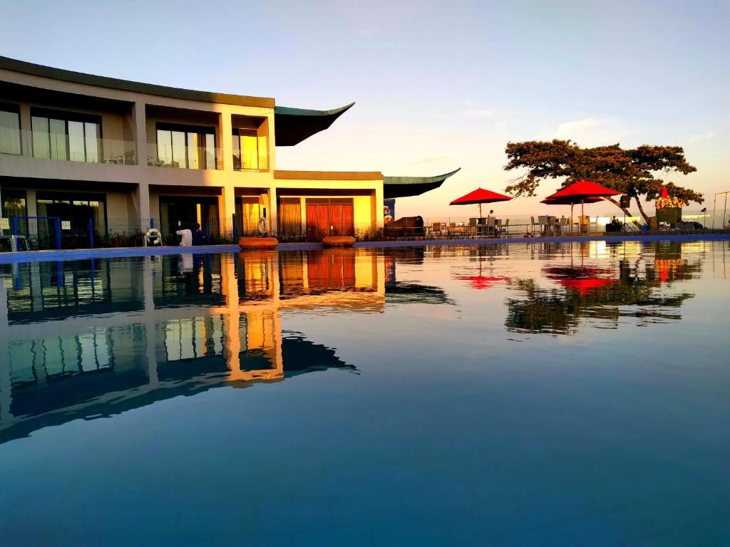 KigoAquarius Kigo Resort的一座建筑前面有水池