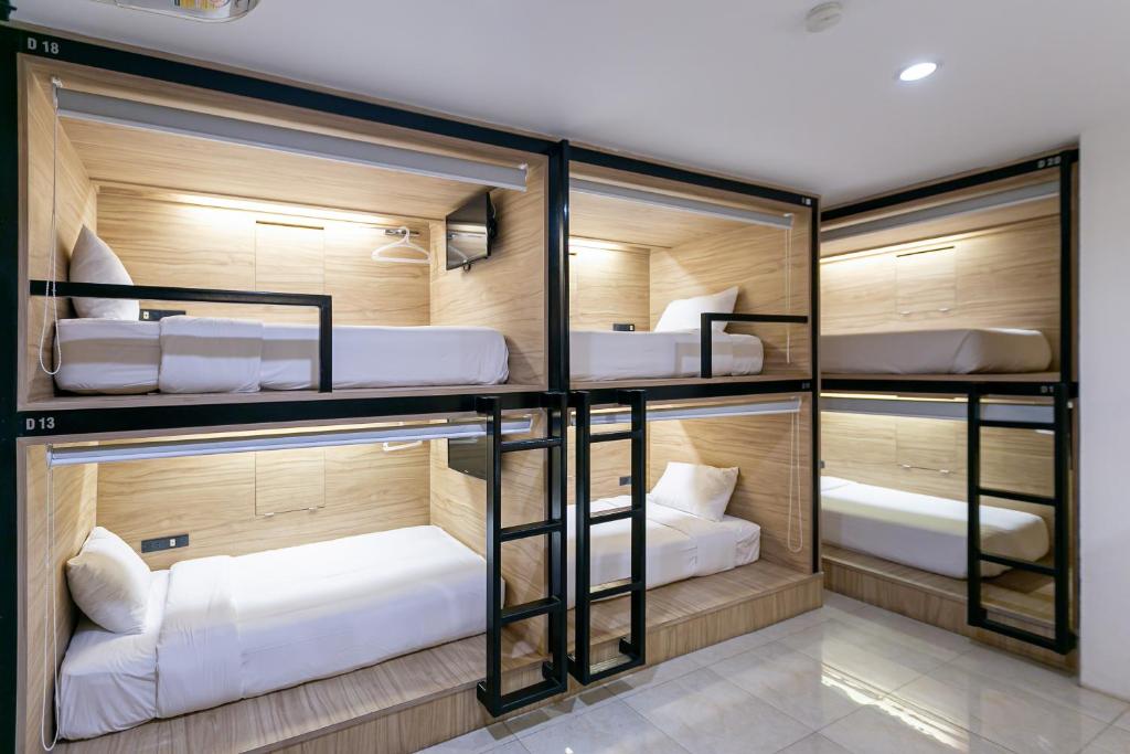 芭堤雅市中心芭堤雅卧房旅社的一间设有四张双层床的客房
