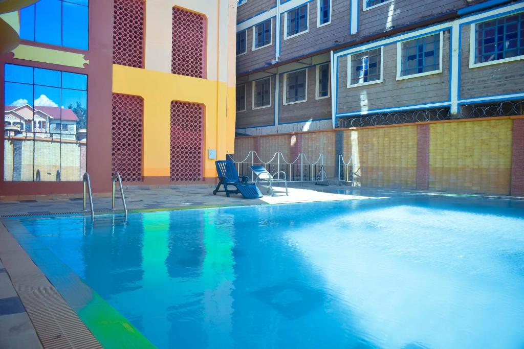 纳纽基Balozi Luxury Homes的大楼前的大型游泳池