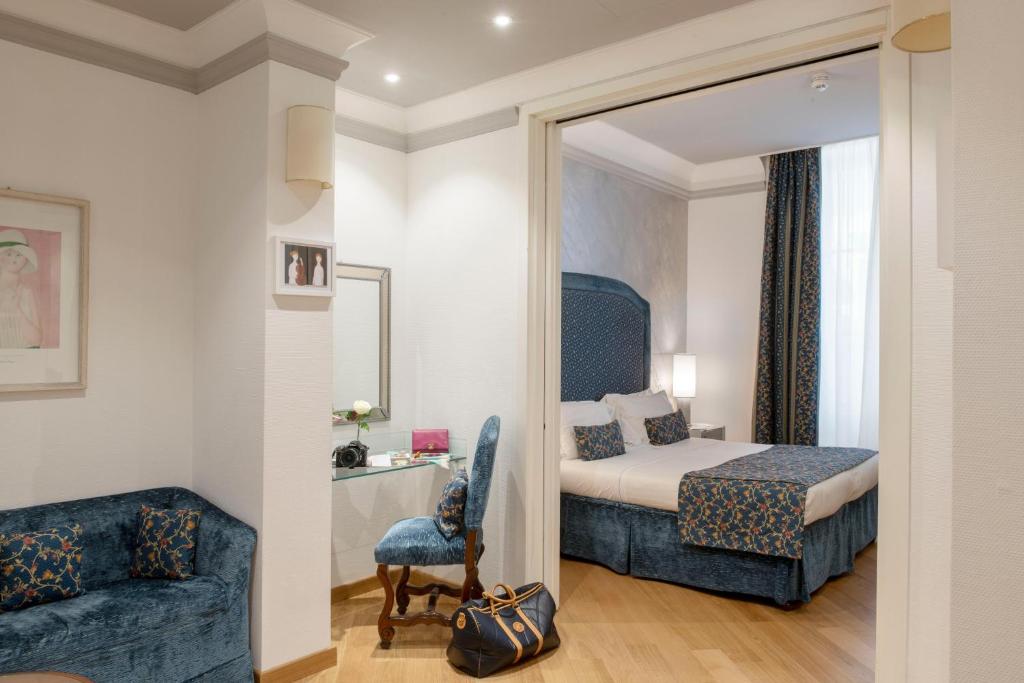 佛罗伦萨里沃利精品酒店的酒店客房,配有床和沙发