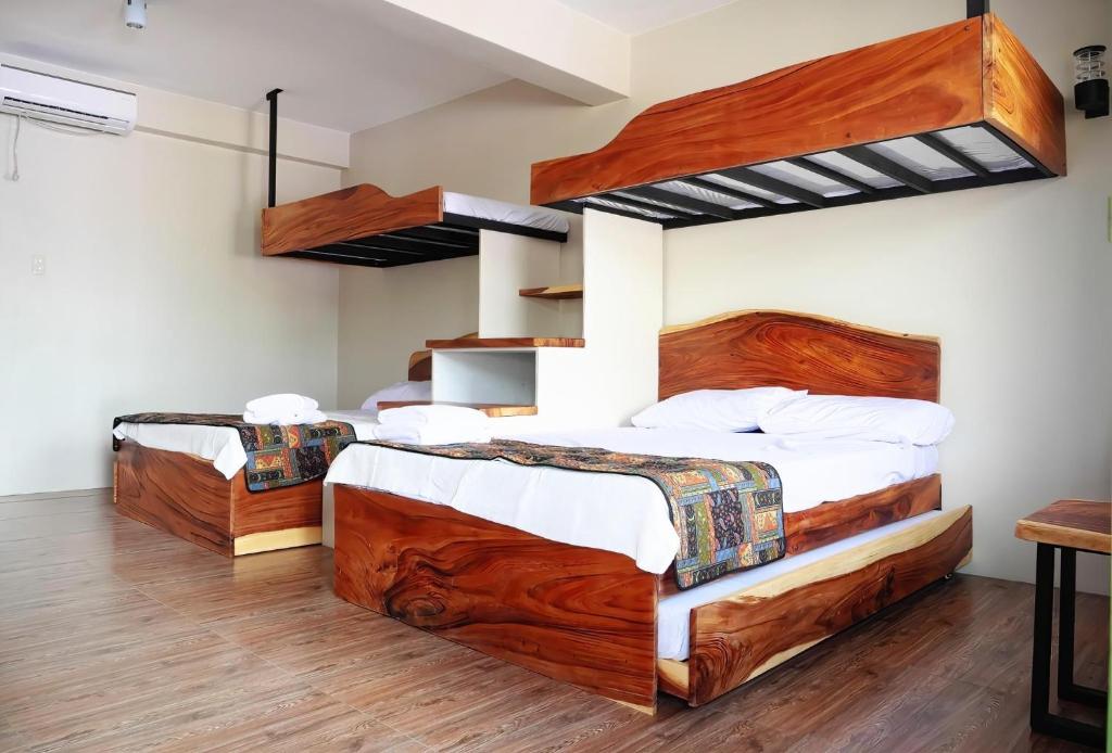 san juan la unionLone Star Inn的铺有木地板的客房内配有两张双层床。