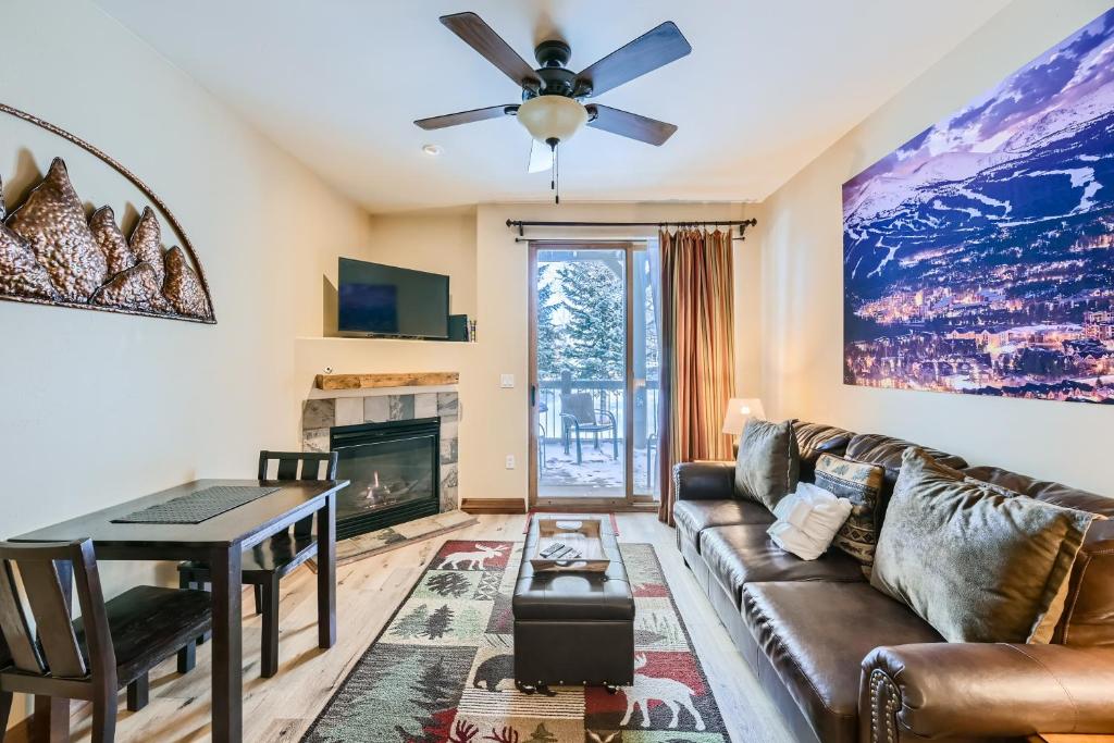 布雷肯里奇Highland Greens Lodge 210 Colorado的客厅配有沙发和桌子