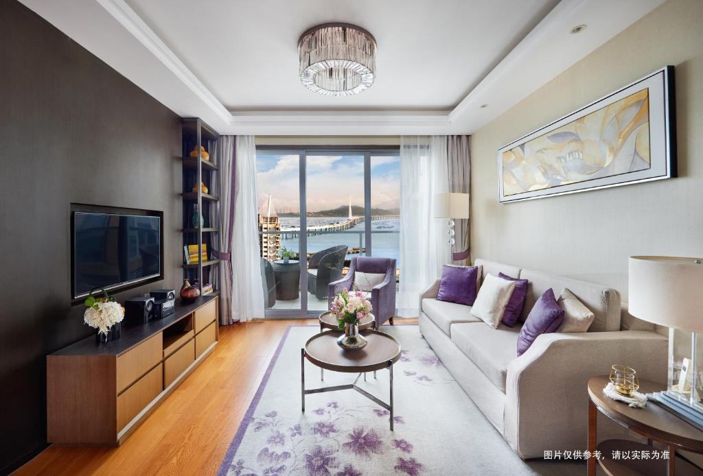 深圳第一太平戴维斯赛嘉服务式公寓大新深圳港湾的带沙发和电视的客厅