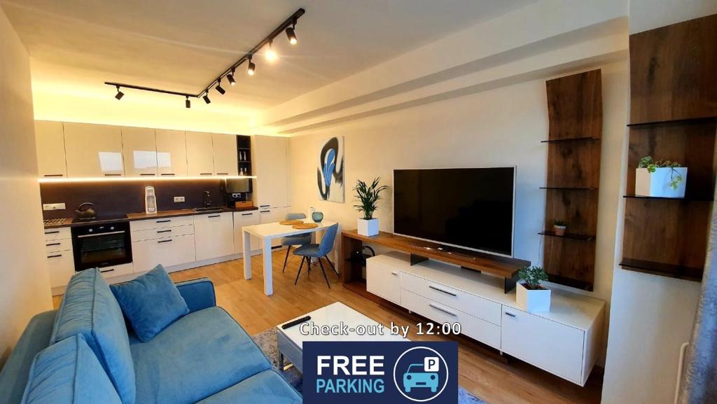 布拉格LUXURY APARTMENT VBLOKU的客厅配有蓝色的沙发和平面电视。