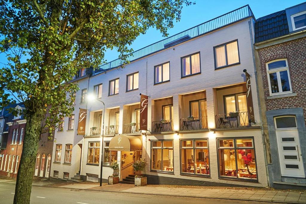 古尔彭Hotel Courage Gulpen-Wittem的街道上拥有街灯的建筑