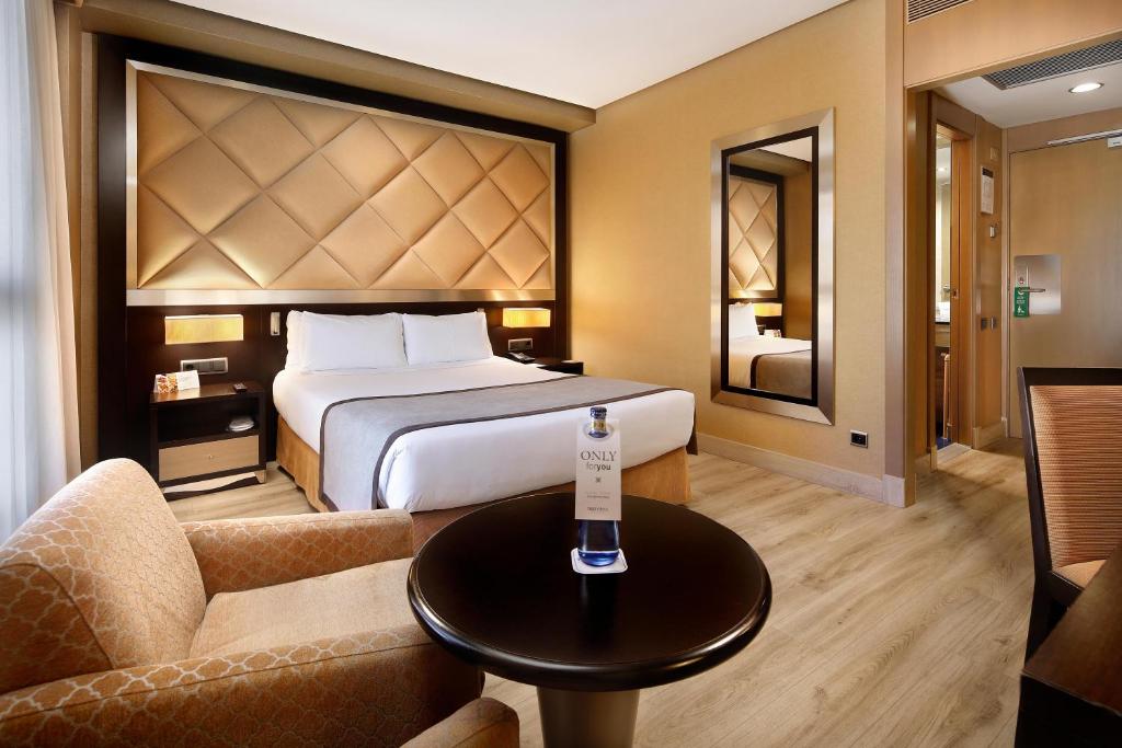 巴塞罗那HCC圣莫里茨酒店的酒店客房配有一张床铺和一张桌子。
