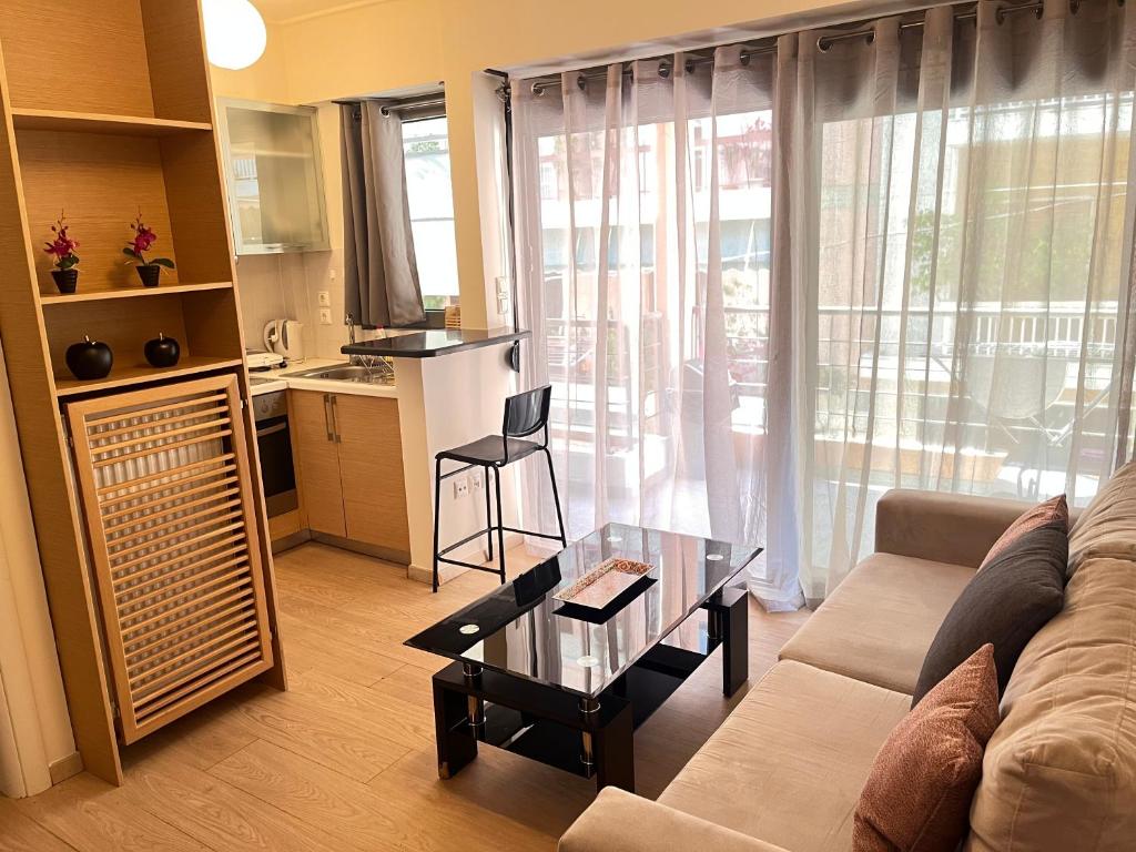 雅典埃尔维塔公寓 的客厅配有沙发和桌子