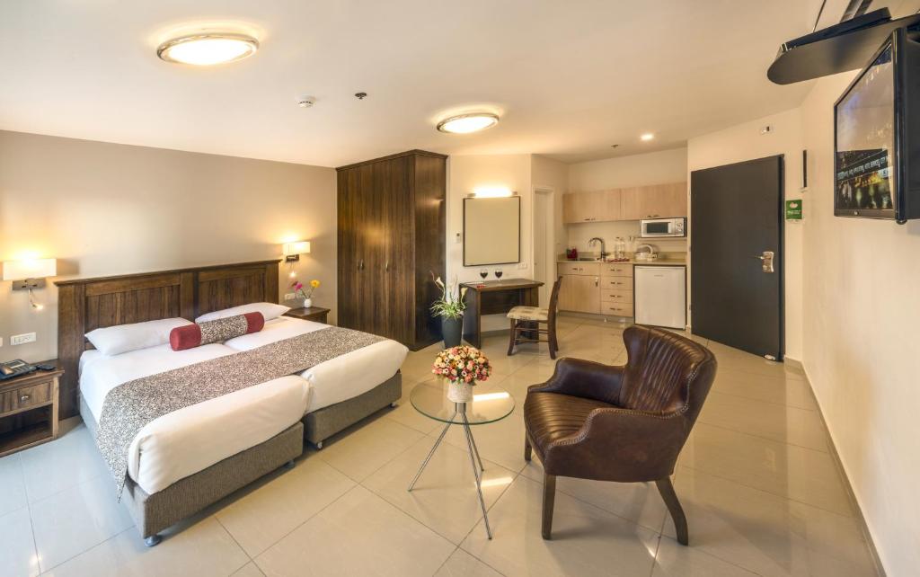 耶路撒冷耶路撒冷市中心酒店的一间卧室设有一张床和一间客厅。