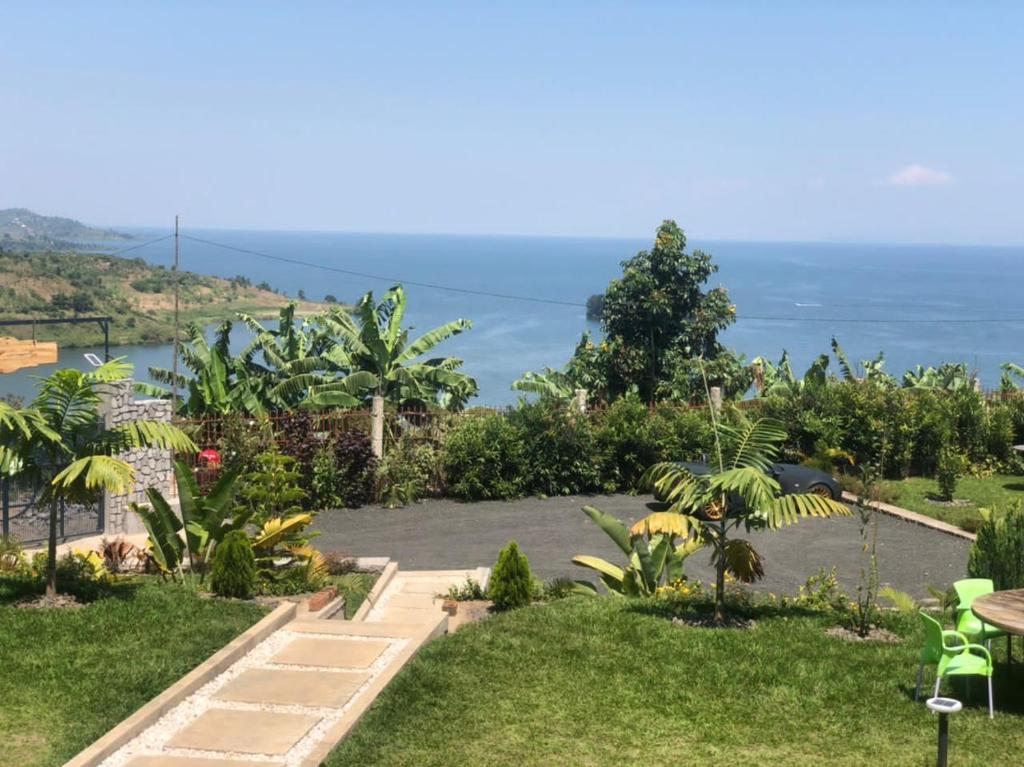 Lake Kivu Homestay内部或周边泳池景观