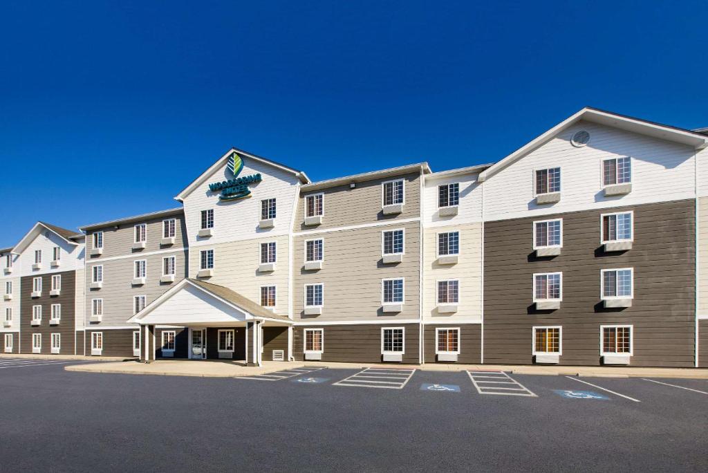 GroveportWoodSpring Suites Columbus Southeast的一座大建筑,上面有标志